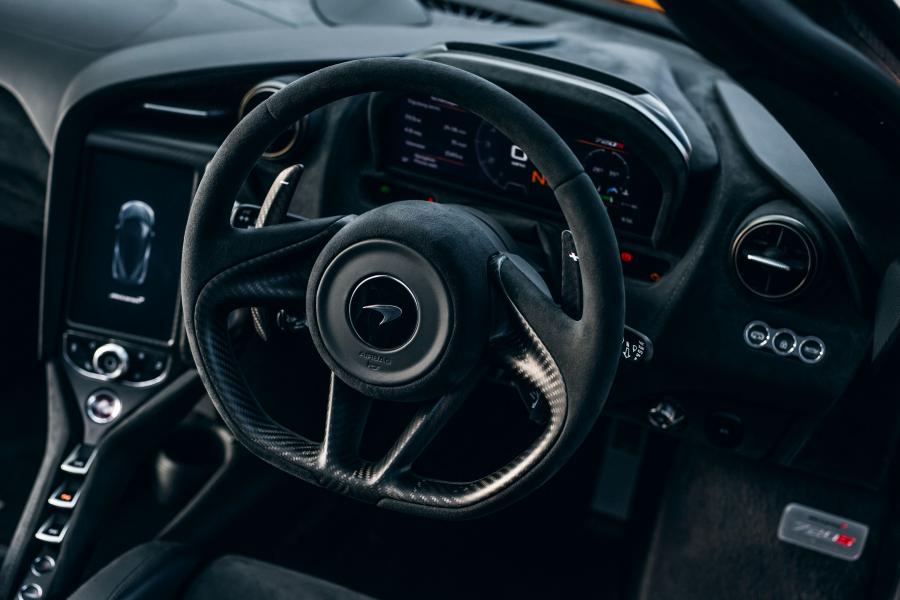 Панель приборов McLaren 720S Track Pack 2018 года  (UK) (фото 5 из 10)